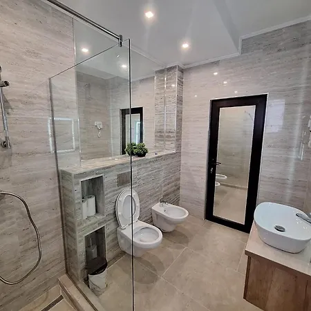 Obelisc, Epava&radio-vacanța Apartament