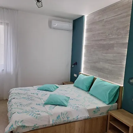 Apartament Obelisc, Epava&radio-vacanța *
