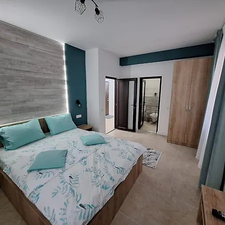 Obelisc, Epava&radio-vacanța Apartament