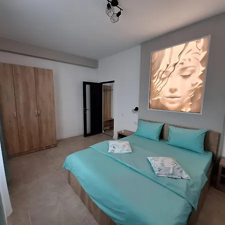 Obelisc, Epava&radio-vacanța Apartament